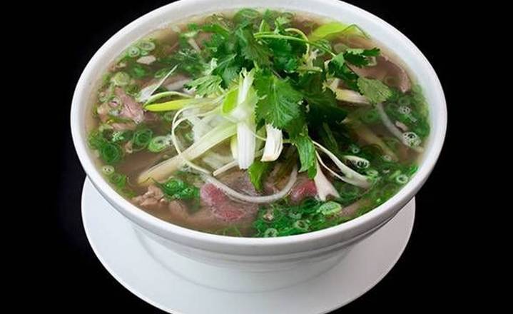 18. Rare Beef and Well Done Flank Rice Noodle Soup (Large) (生牛肉熟牛腩粉) (大)