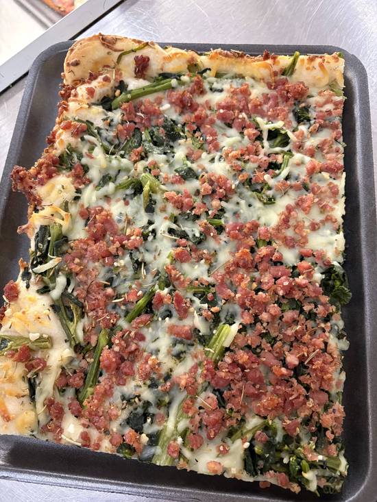 Pizza Rapini, Fromage et Saucisses Italienne/ Rapini, Cheese & Italian Sausage Pizza