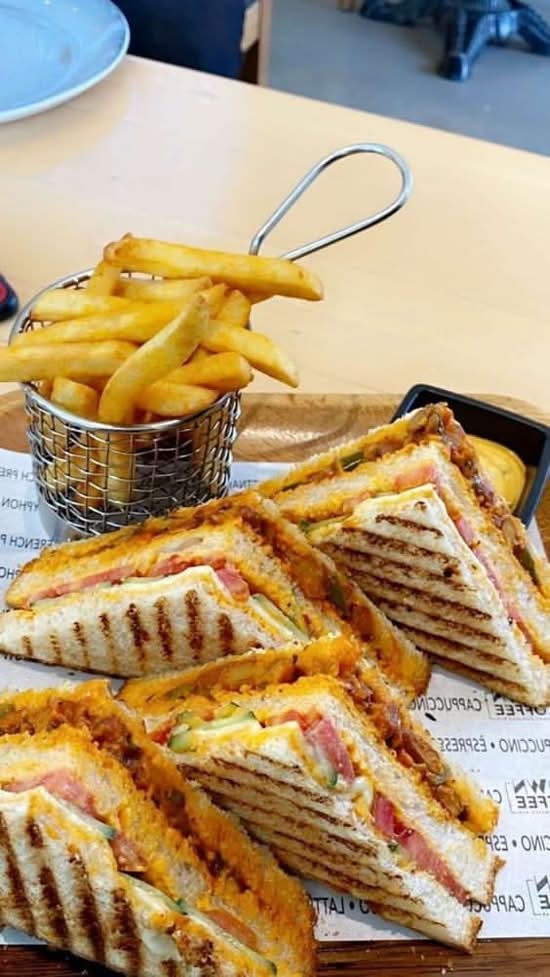 Grill Sandwich with Fries