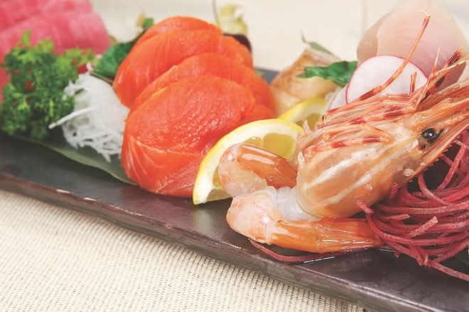 Assorted Sashimi (12 pcs)