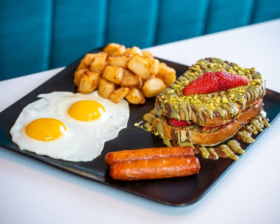 Combo Pain Doré Chocolat Dubai et Œufs / Dubai Chocolate French Toast & Eggs Combo