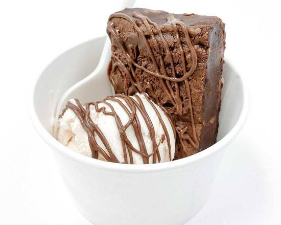 1 warm brownie with a scoop of Ice Cream/1 brownie réchauffé avec une boule de crème glacée