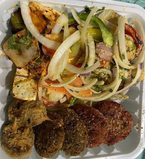 VEG PLATTER(ACHARI PANEER TIKKA,MALAYI SOYA CHAAP,HARA BARA KEBAB,MUSHROOM DUPLEX)