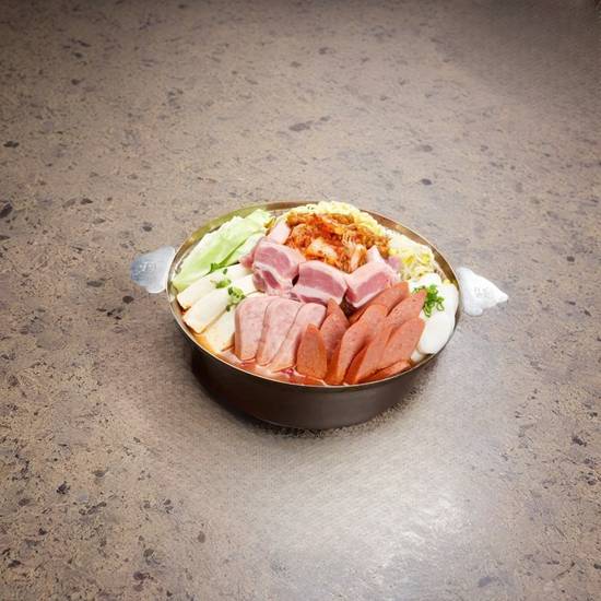 Budae jjigae (Spicy Sausage HotPot)