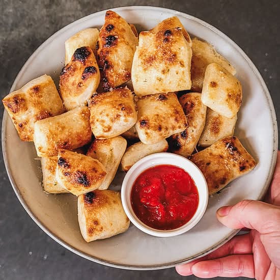 Garlic Bites / Bouchées à l'ail