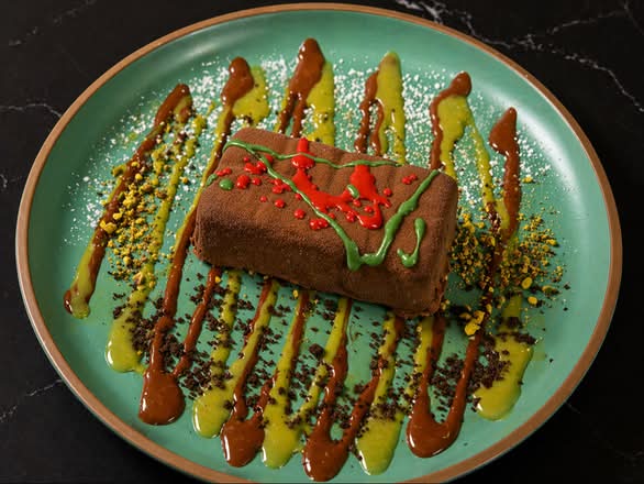 Trompe Loeil Black Dubai Chocolate