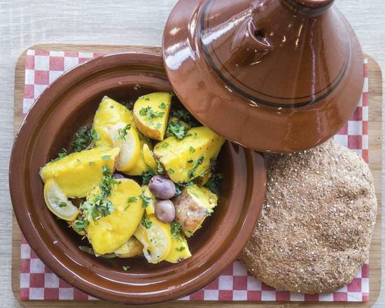Tajine au poulet, citron confit et olives / Tajine with Chicken, Lemon Confit, and Olives