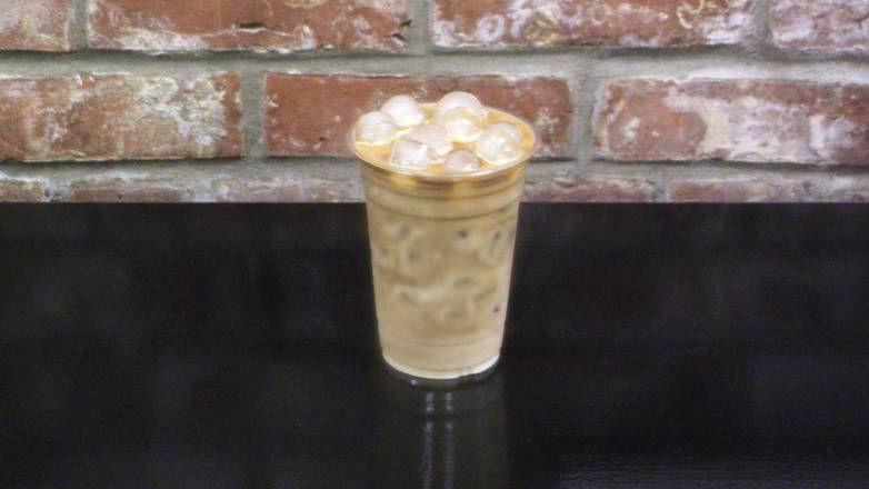 latte glacé avec lait d'amande végane (16 onces) /  iced latte with vegan almond milk (16 ounces)
