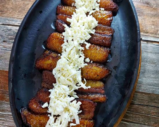 Bananes plantains frites avec fromage blanc / Fried Plantains Bananas with White Cheese