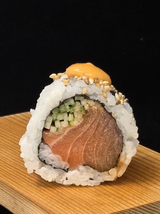 Spicy Salmon Roll (8pcs)