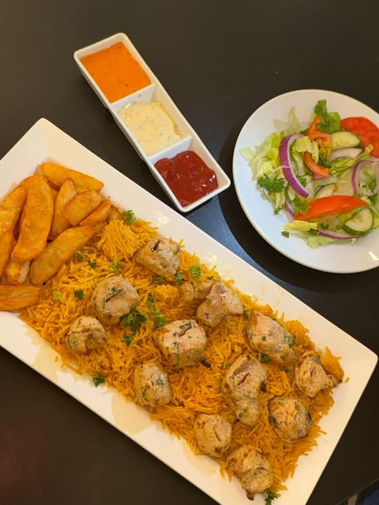 Assiette De Brochettes De Poulet Malai Boti / Chicken Malai Boti Skewers Plate