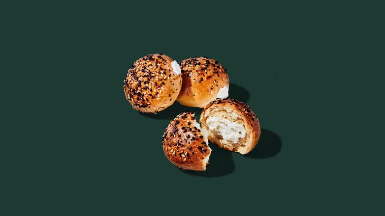 Bagel tout garni avec fromage à la crème