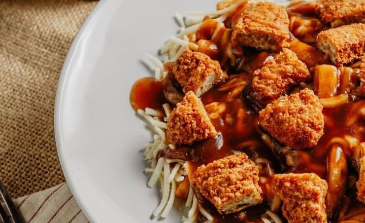 Grande Poutine Poulet Végétalienne / Large Vegan Chicken Poutine