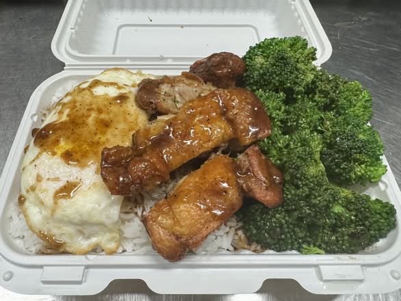 C 1. Dy So Combination: Spring Roll, Steak, Black Pepper Chicken, Steamed Rice