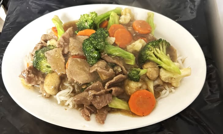 47. Beef and mix Vegetables with Rice Noodle