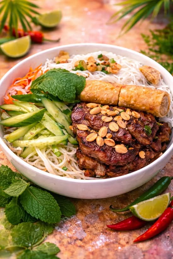 D2 Grilled pork and spring rolls with vermicelli noodles (Bún Thịt Nướng Chả Giò)