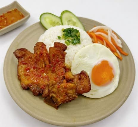 C4 Grilled pork and fried egg on steamed broken rice (Cơm Tấm Sườn Nướng Trứng Ốp La)