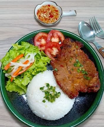 C3 Grilled pork on steamed broken rice (Cơm Tấm Sườn Nướng)