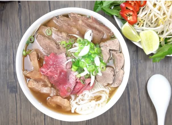 B1 Special beef combination rice noodle soup (Phở Đặc Biệt)