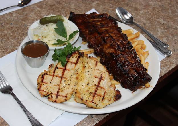 Demi-portion de Côtes Levées Avec poitrine de poulet grille / Half Portion of Ribs With grilled chicken breast