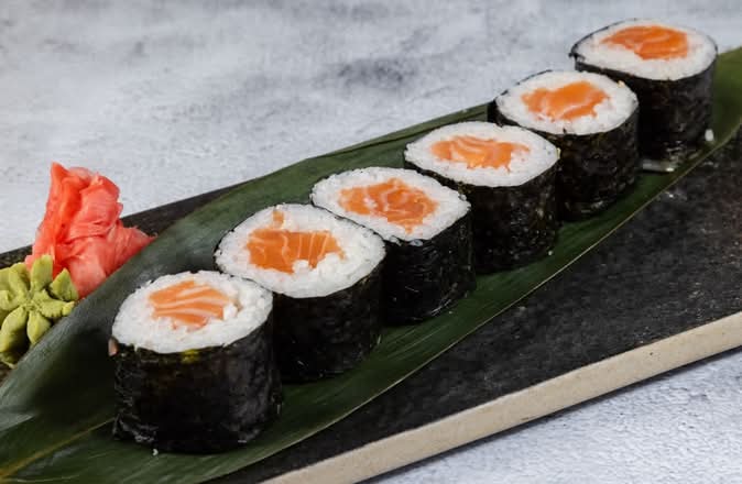 Fresh Salmon Maki (6)