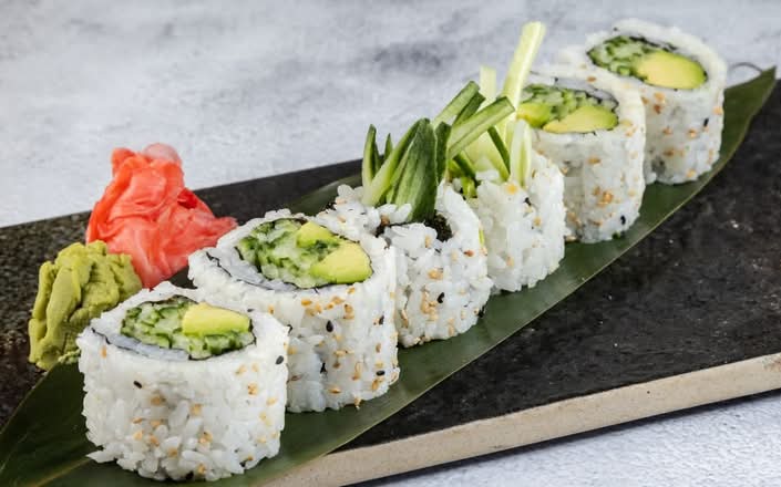 Avocado & Cucumber Maki (6)