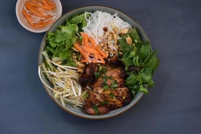 B7.  LOADED MARINATED CHICKEN BOWLS