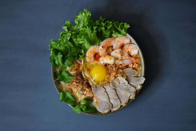 TUM YUM EGG NOODLE SOUP