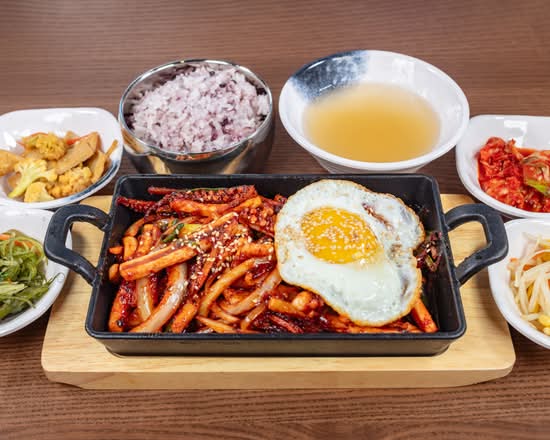 Stir-Fried Squid (철판 오징어 볶음)