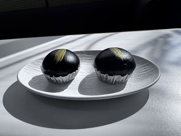 Black & Gold Molten Lava Buns