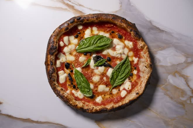 Classic Margherita Pizza Classique