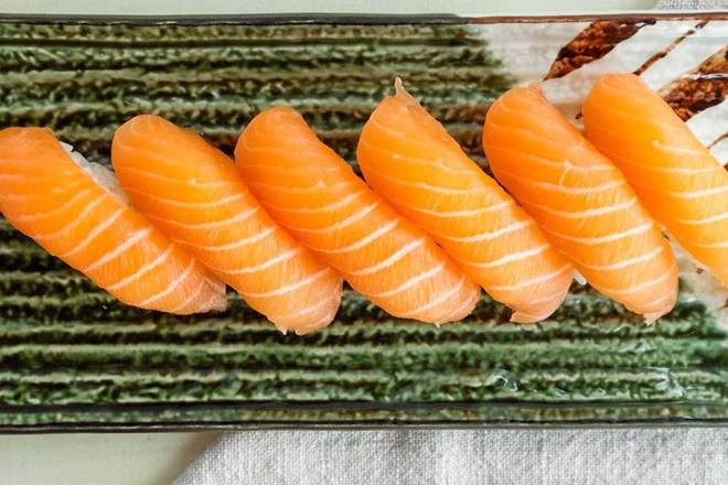 AP11 Salmon Sushi Appetizer