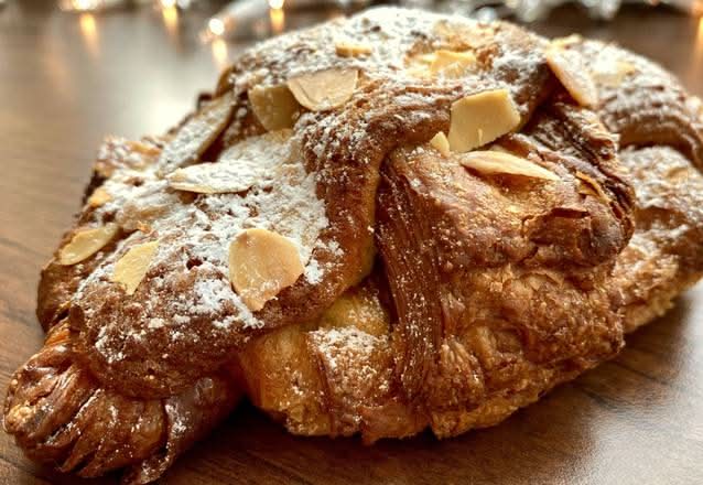 Croissant aux Amandes / Almond Croissant
