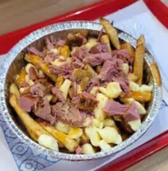 Une (1) poutine Viande fumeé / One (1) smoked meat poutine