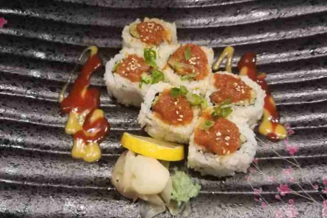 Spicy Salmon Roll (8 Pcs)