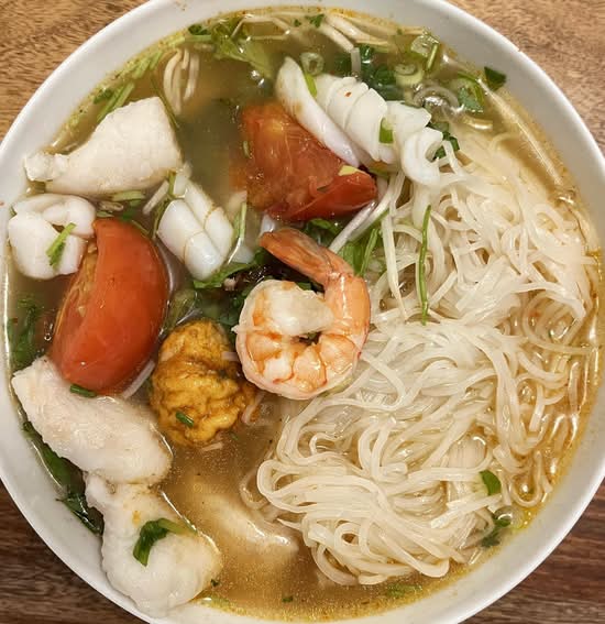 16. Seafood Hot & Sour Rice Noodle in Soup (Hủ Tiếu Đỗ Biển Chua Cay)