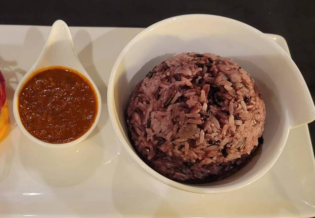 Sticky rice with peanut sauce
