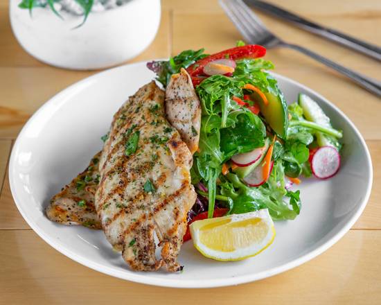 Chicken salad. / Salade de poulet.
