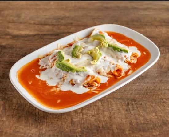 With Red Sauce, Chicken, Cream, Lettuce, and Cheese (Avec Sauce Rouge, Poulet, Crème, Laitue Et Fromage)