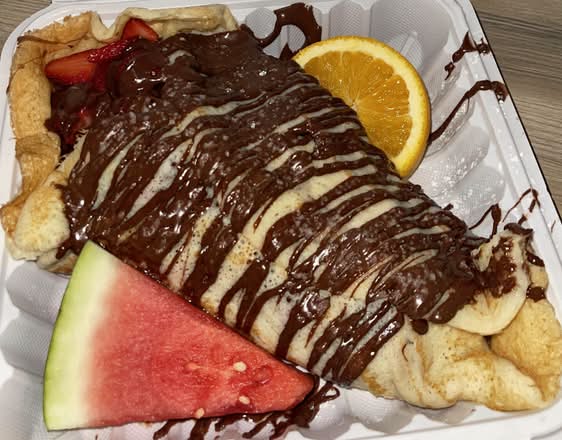Crêpes avec fraises, bananes, et nutella (Crepes with Strawberry, Banana, and Nutella)