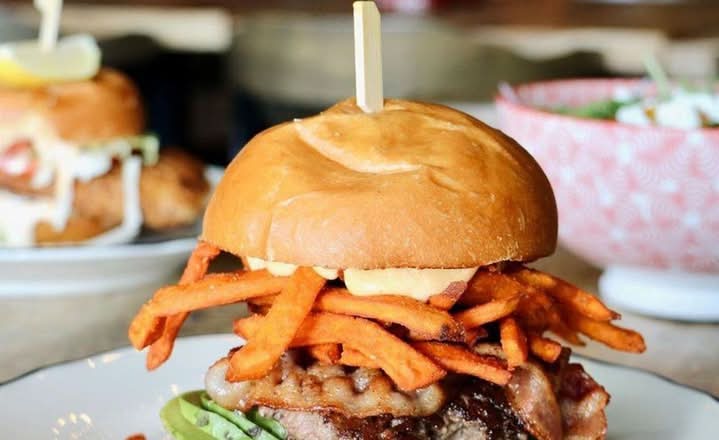 LA MERE DES BURGER/MOTHER OF ALL BURGERS