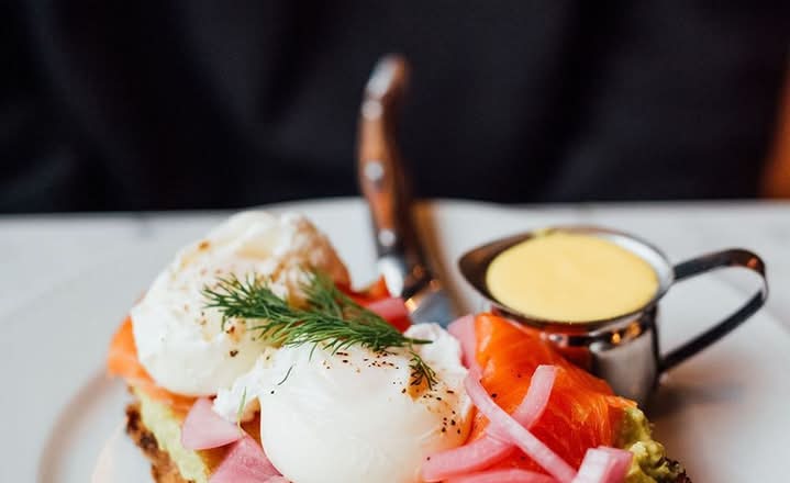 Toast Au L'Avocat Et Saumon Fumé \ Smoked Salmon Avo Toast