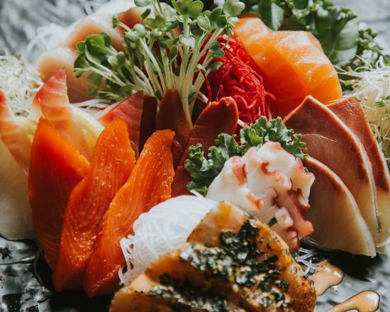 Deluxe Assorted Sashimi (24 pcs)