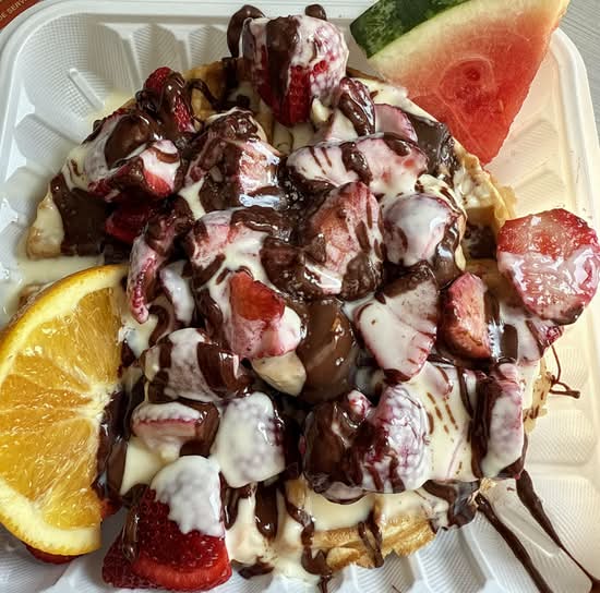 Gauffres belges avec bananes et fraises et nutella et creme anglaise (Belgian Waffle with Bananas, Strawberries, Nutella, and English cream)