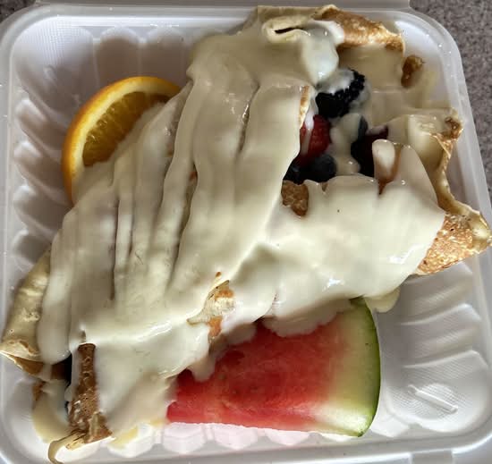 Crêpes avec fruits frais et crème anglaise (Crepes with Fresh Fruits and English Cream)