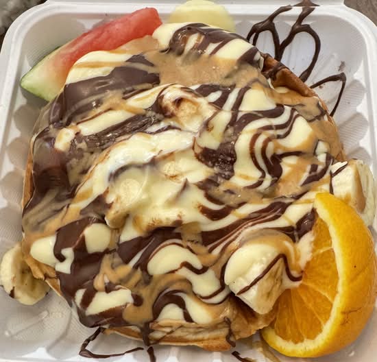 Gauffres belges avec bananes, crème anglaise, beurre d’arachide et nutella (Belgian Waffle with Bananas, English Cream, Peanut Butter, and Nutella)