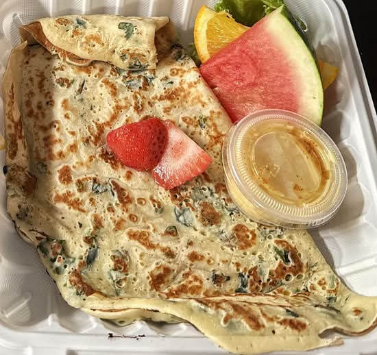 Crêpes victoriennes avec épinards, fromage cheddar et sauce hollandaise à côté (Victorian Crepes with Spinach, Cheddar Cheese, and Hollandaise Sauce on The Side)