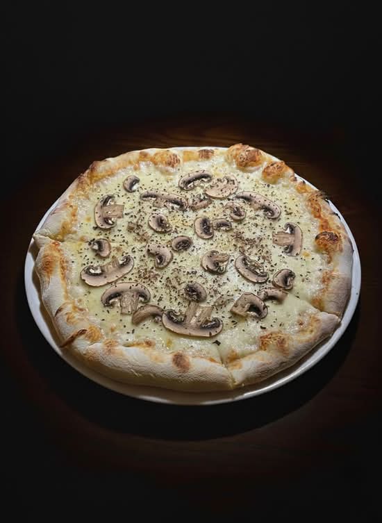 Truffle and Mushroom Pizza (Pizza Champignon et Truffe)