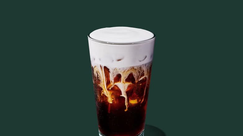 Café infusé à froid avec mousse froide au caramel salé sans produits laitiers
