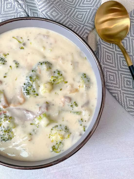 Soupe crémeuse au poulet, champignon et broccoli / Creamy chicken, mushroom and broccoli soup